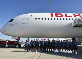 Spanish football players visit the A350 aircraft named after Spain's National Football Team