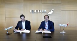Image of Juan Carlos Zuazua, CEO of Viva Aerobus, and Javier Sanchez-Prieto, CEO of Iberia, during the signing of the agreement between the two airlines.