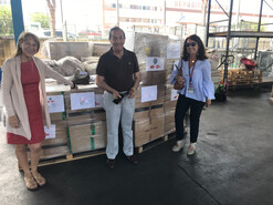 Los voluntarios de la ONG Mano a Mano preparan los envíos de ayuda humanitaria