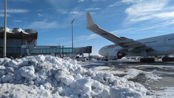 Avión de Iberia con la nevada en Barajas