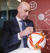 Firma acuerdo RFEF. Luis Rubiales, presidente de la RFEF