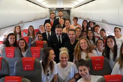 Selección española de fútbol femenino con tripulación