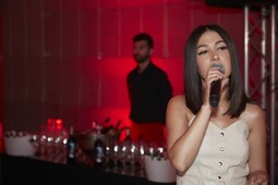 Talento a bordo. Nella canta 