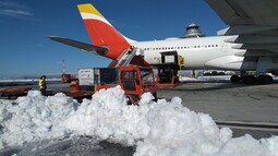Avión de Iberia con nieve en Barajas