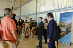 El Consejero de Turismo de Tenerife recibe a un grupo de sanitarios