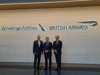De izquierda a derecha: Robert Isom, CEO de American Airlines; Sean Doyle, CEO de British Airways y Javier Sánchez-Prieto, CEO de Iberia, durante la inauguración en la Terminal 8 del Aeropuerto John F. Kennedy de Nueva York.