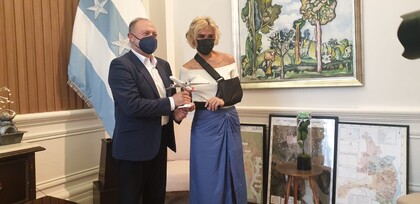 La alcadesa de Guayquil, Cynthia Viteri, junto con Víctor Moneo, director de Ventas LATAM de Iberia, en su rceiente visita a la ciudad con motivo del reinicio de los vuelos directos Guayquil-Madrid