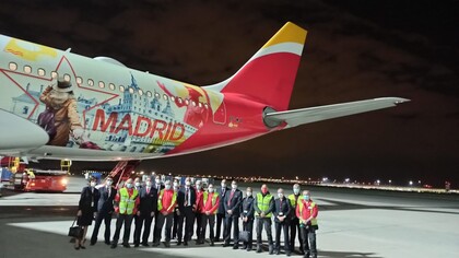 La tripulación y el equipo de handling de Madrid, listos para operar el primer vuelo con Guayaquil