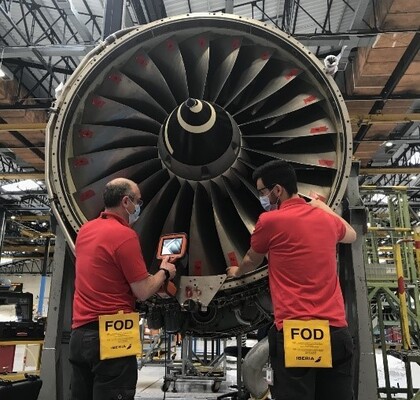 Iberia Mantenimiento atendiendo un motor RB211 de DHL