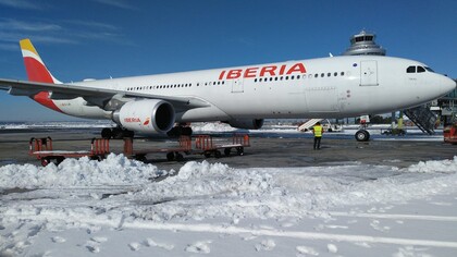 Avión de Iberia con la nevada de Barajas