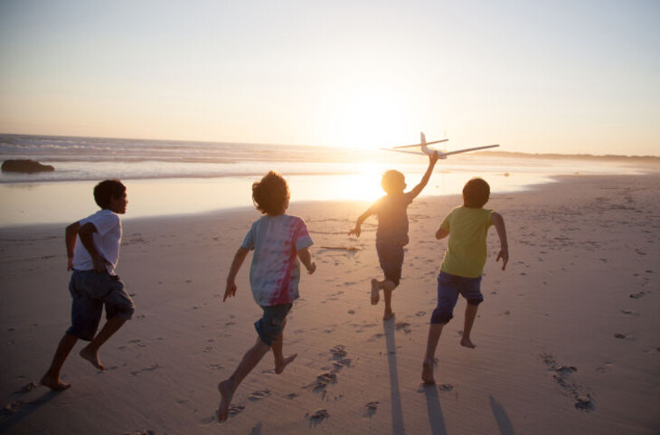 Niños jugando en la playa